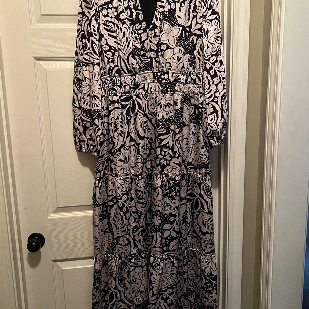 Julia Jordan Two-Tone Long Sleeve Maxi Dress
Black and Tan Women's Dress